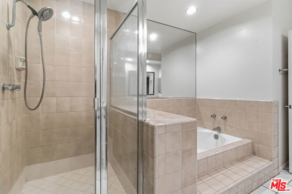 500 S Barrington Avenue - Photo 19