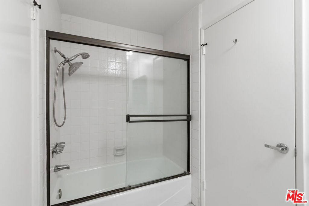 500 S Barrington Avenue - Photo 25