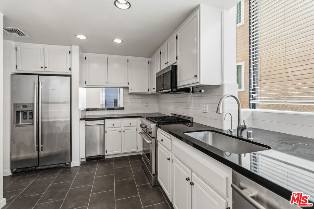500 S Barrington Avenue - Photo 11
