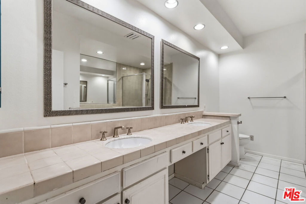 500 S Barrington Avenue - Photo 17