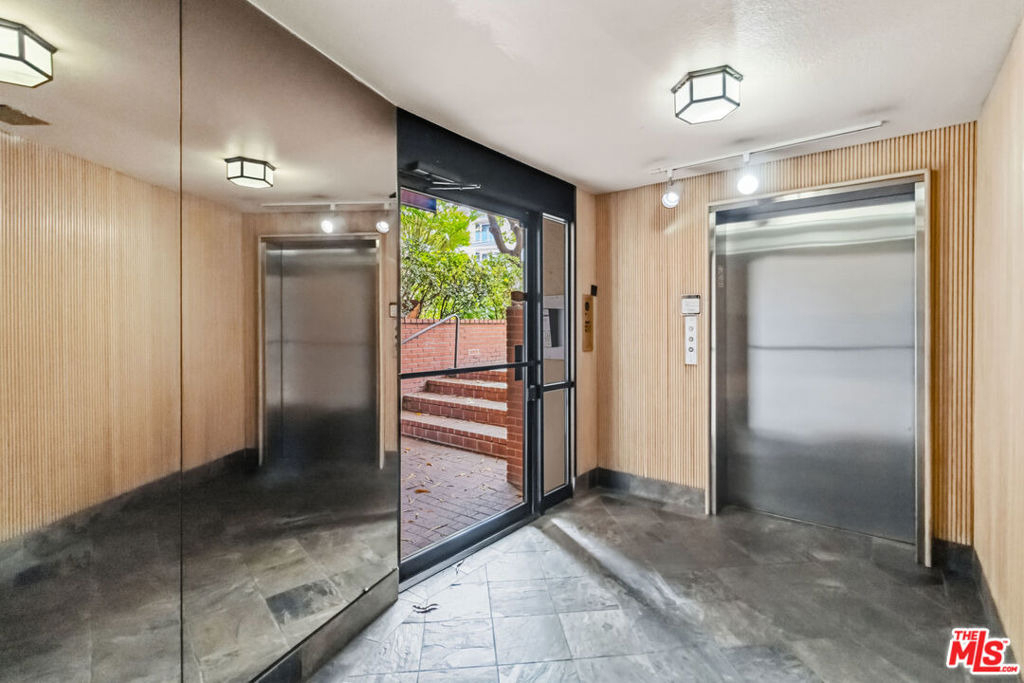 500 S Barrington Avenue - Photo 2