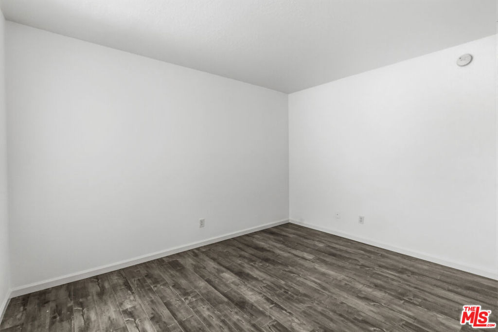 500 S Barrington Avenue - Photo 22