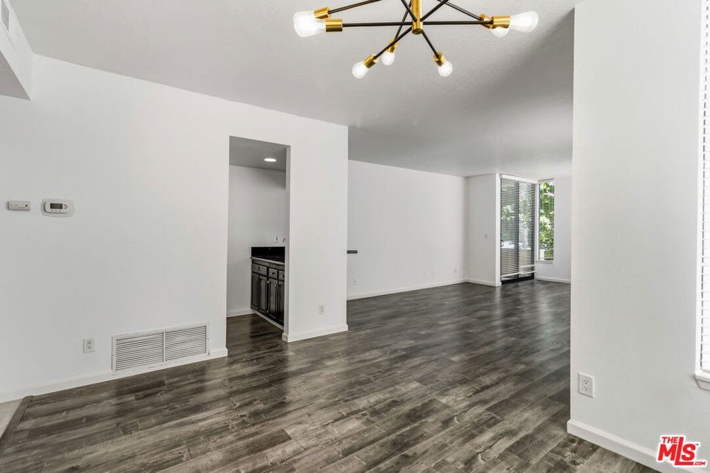 500 S Barrington Avenue - Photo 4