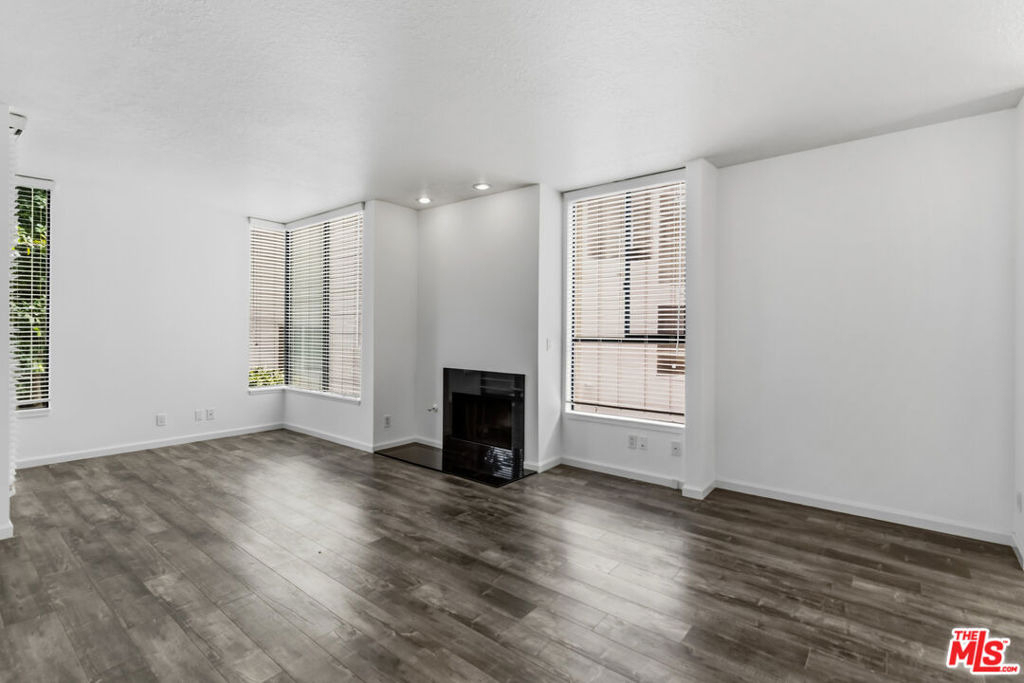 500 S Barrington Avenue - Photo 6