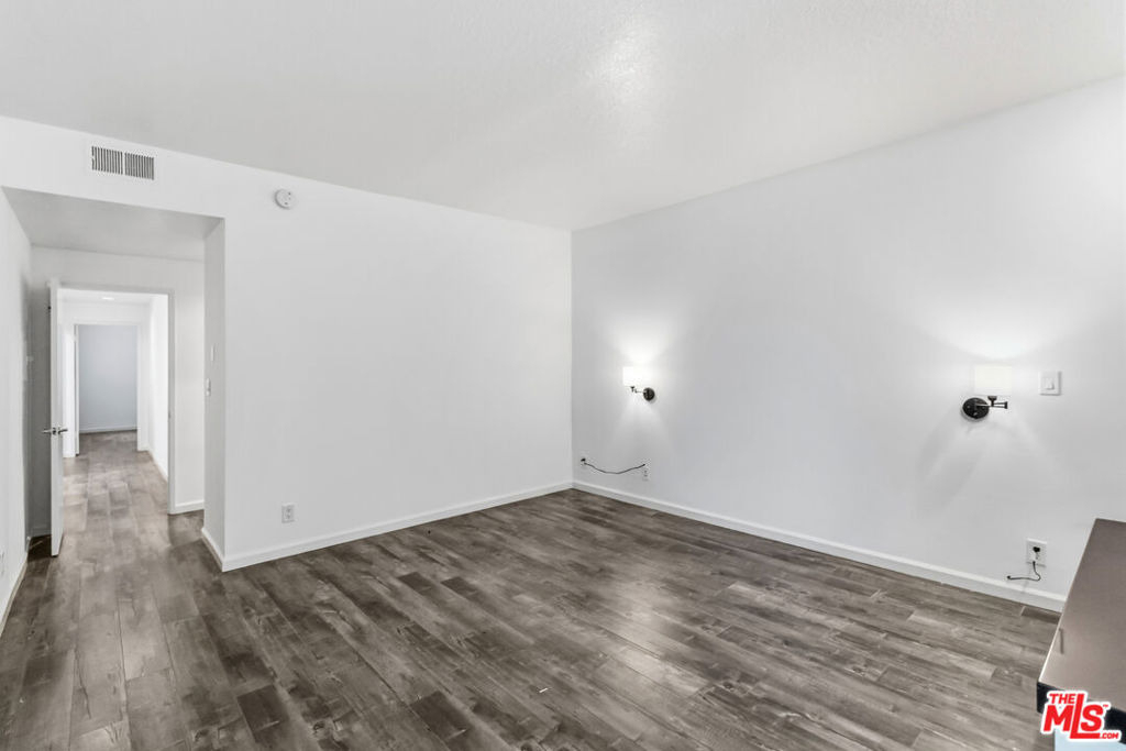 500 S Barrington Avenue - Photo 16