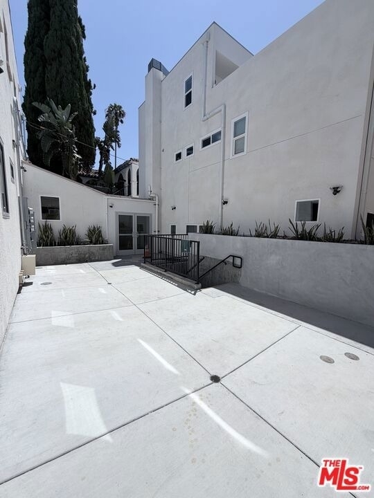 1409 N Hobart Boulevard - Photo 1