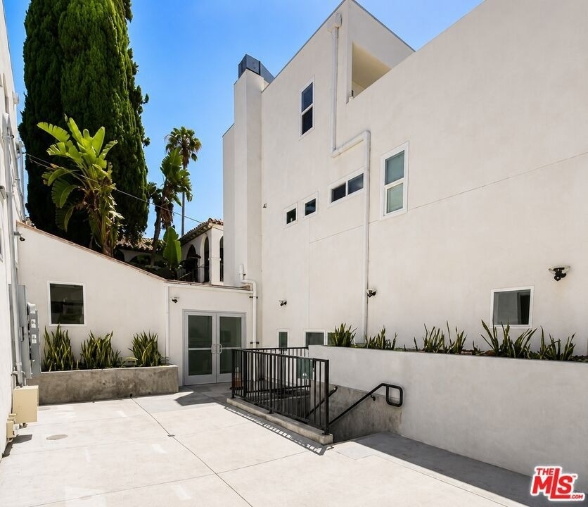 1409 N Hobart Boulevard - Photo 0