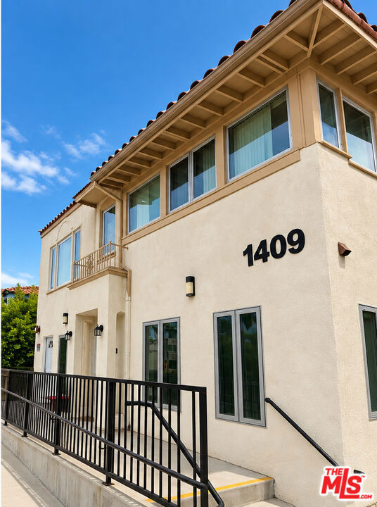 1409 N Hobart Boulevard - Photo 0