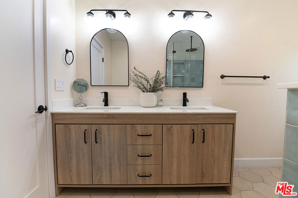 13220 Erwin Street - Photo 20