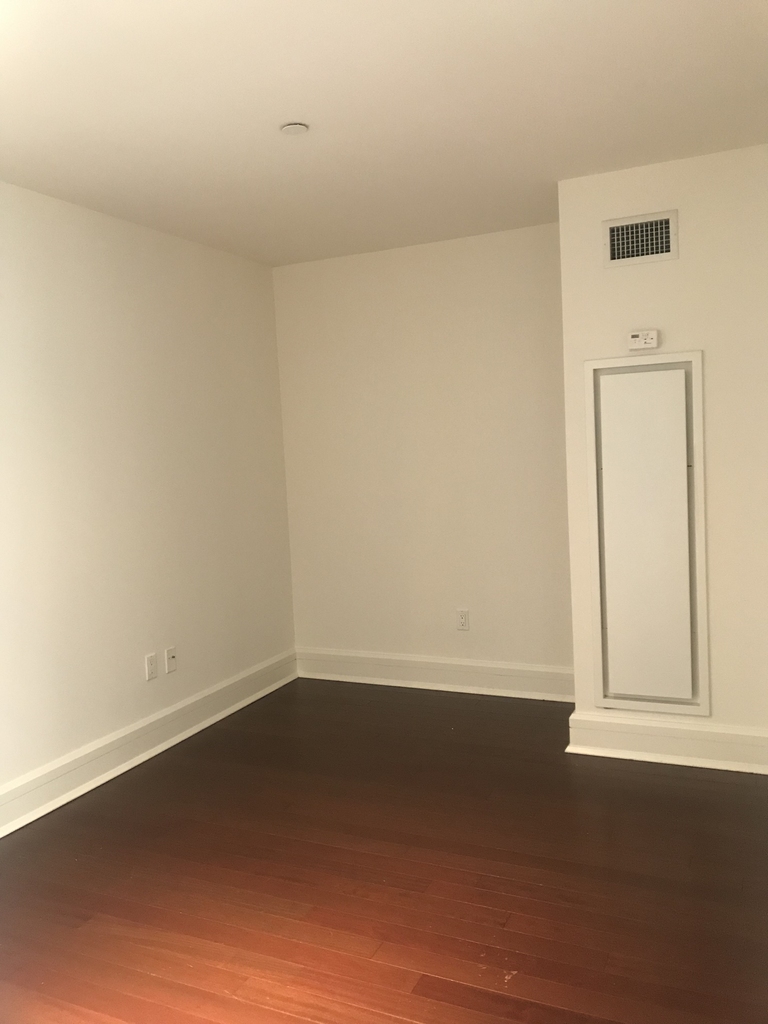 60 Riverside Boulevard - Photo 3
