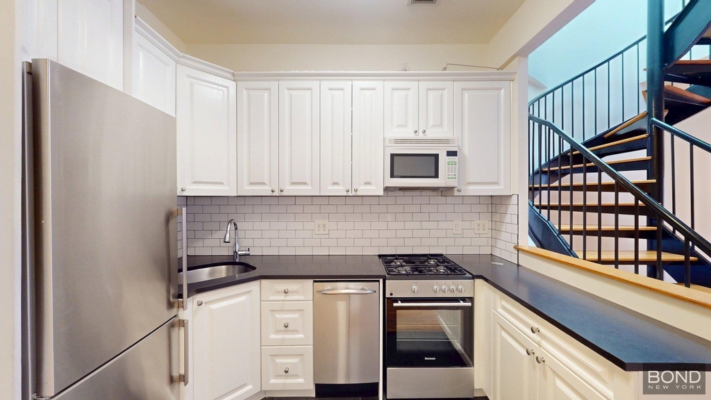 East 90th Street - Photo 4