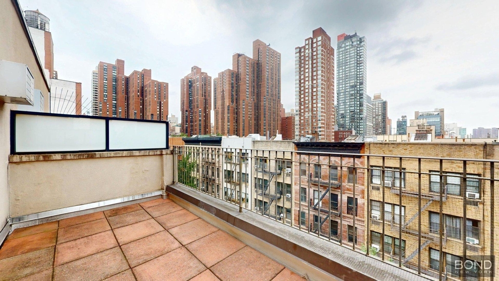 East 90th Street - Photo 3