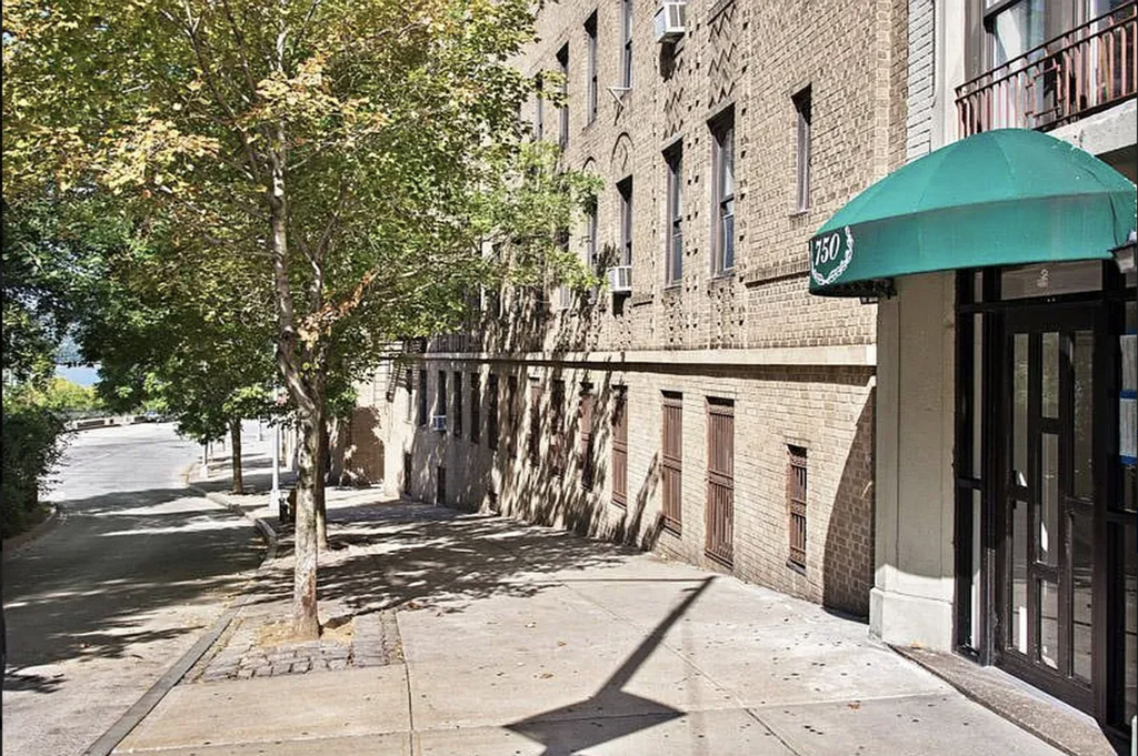 750 Riverside Drive - Photo 9