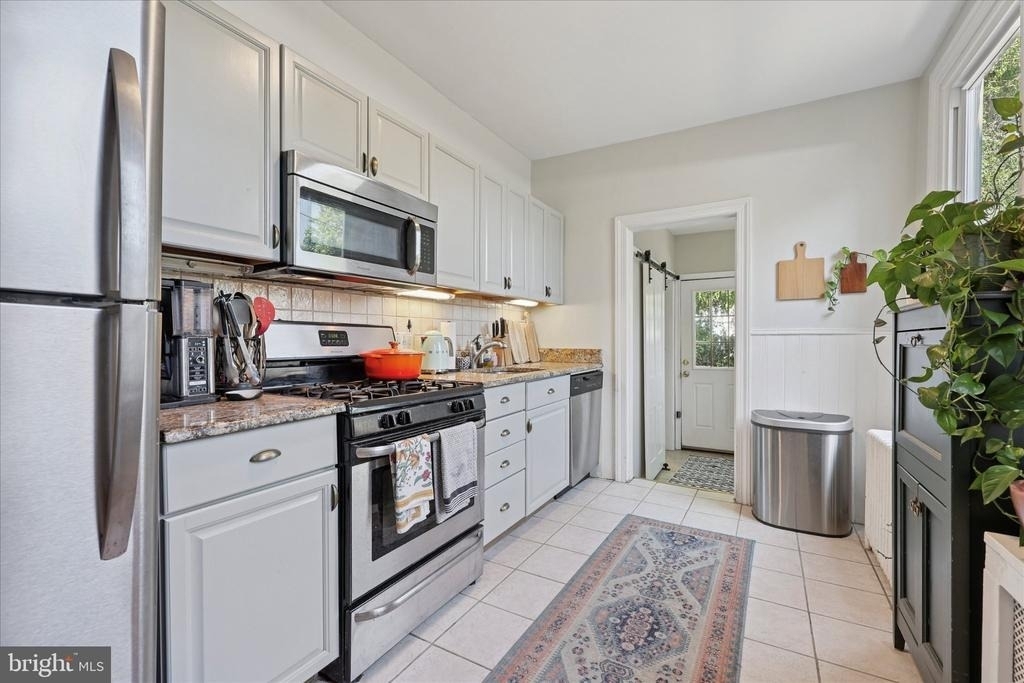 466 Conarroe Street - Photo 3