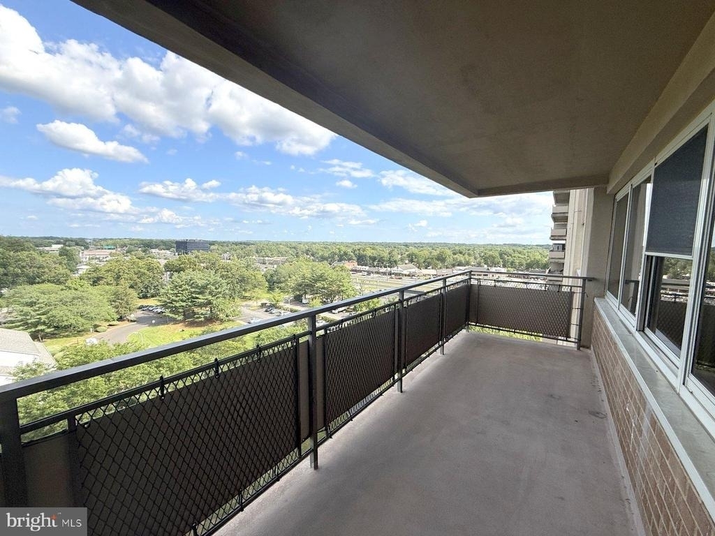 1102 Barclay Towers - Photo 11