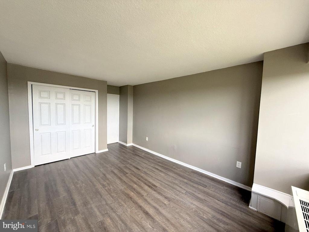 1102 Barclay Towers - Photo 9