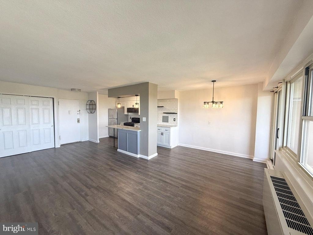 1102 Barclay Towers - Photo 3