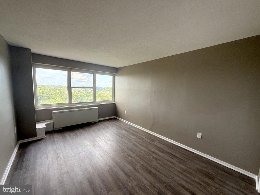 1102 Barclay Towers - Photo 8