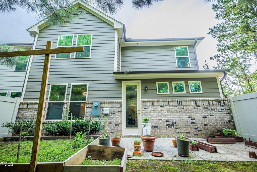 411 Alamosa Place - Photo 3