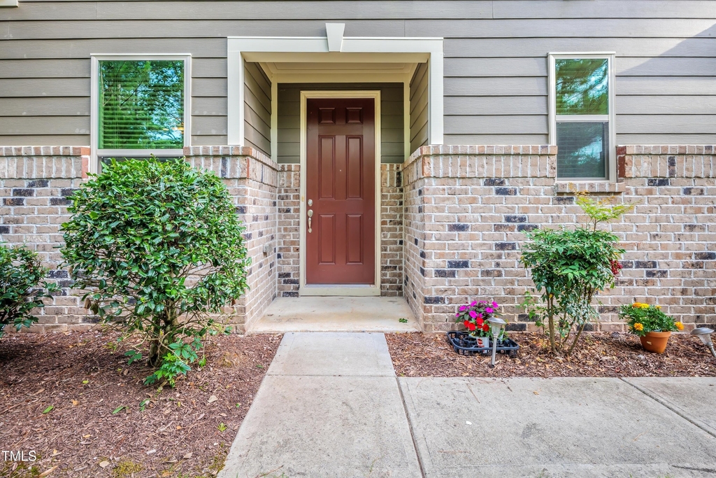 411 Alamosa Place - Photo 4