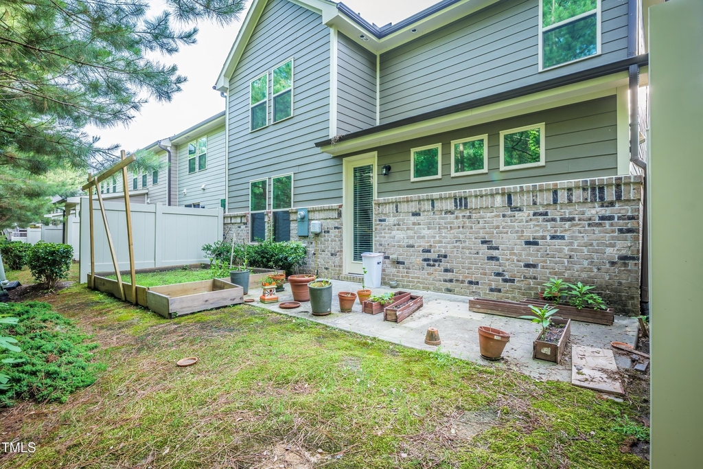 411 Alamosa Place - Photo 2