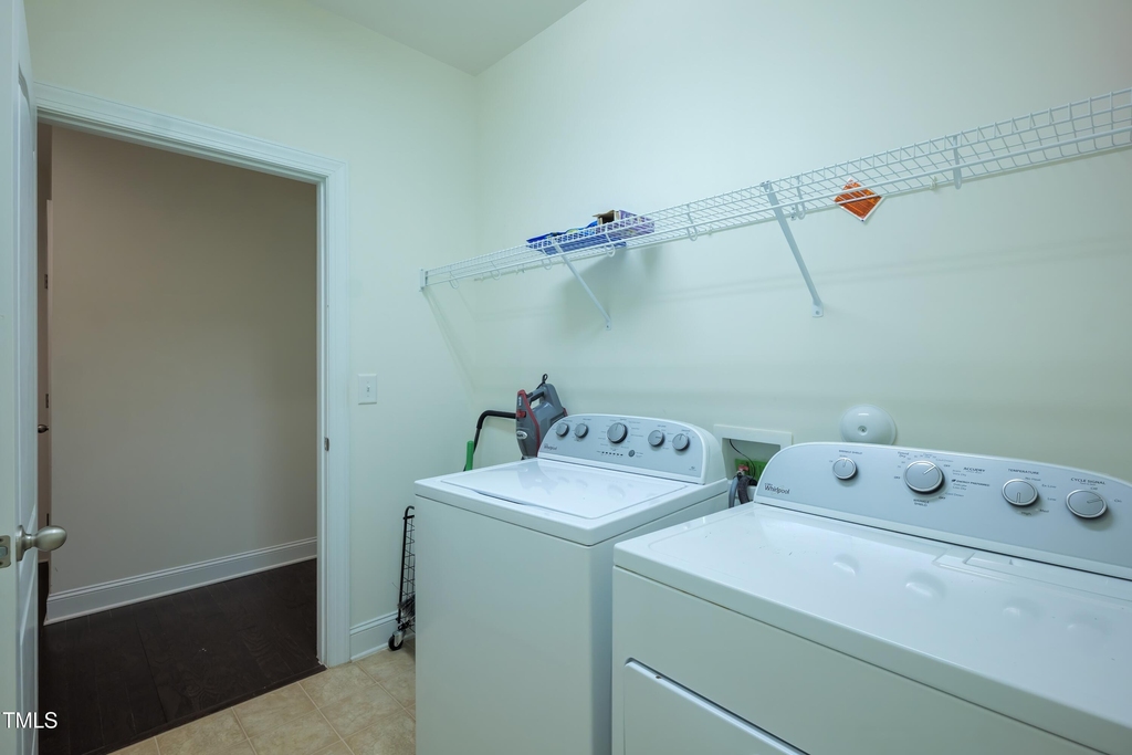 411 Alamosa Place - Photo 37