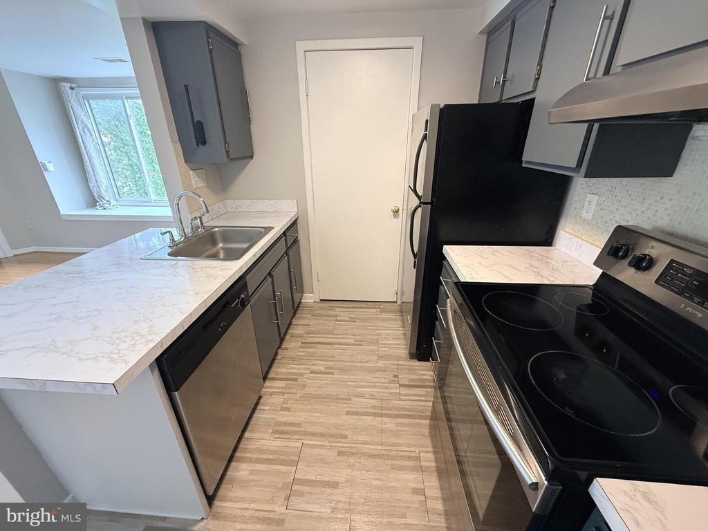 9802 Hellingly Place - Photo 3