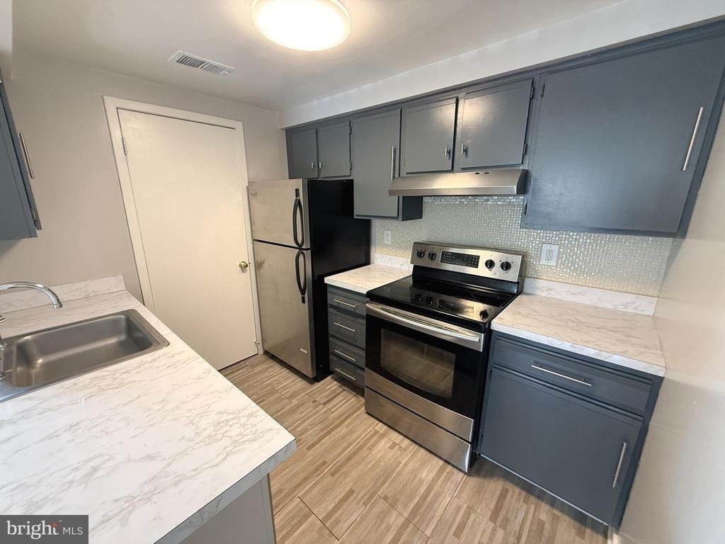 9802 Hellingly Place - Photo 2