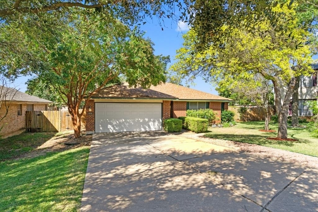 1514 Royce Ln - Photo 0