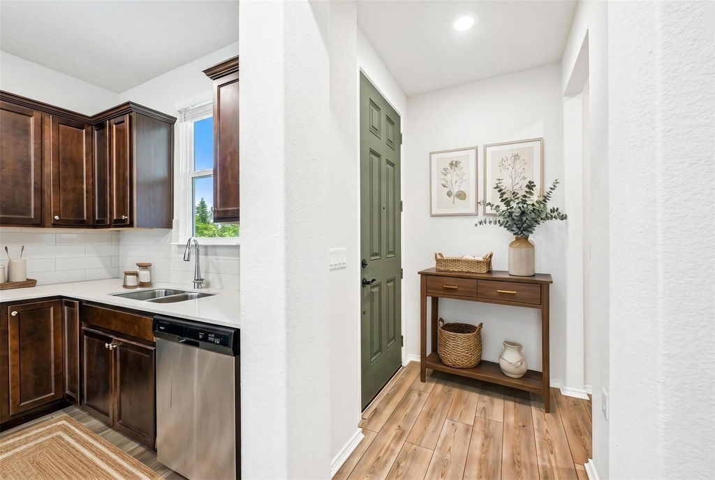 401 Yorktown St - Photo 3