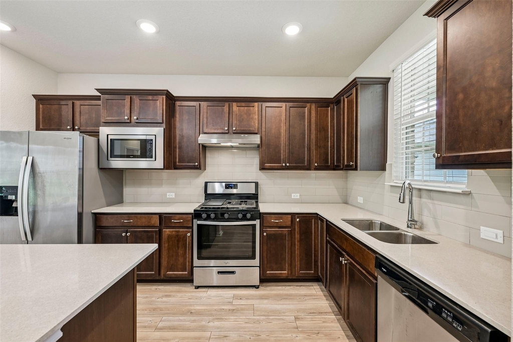 401 Yorktown St - Photo 6