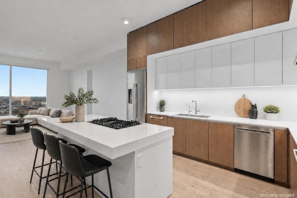 313 W 17th St - Photo 2
