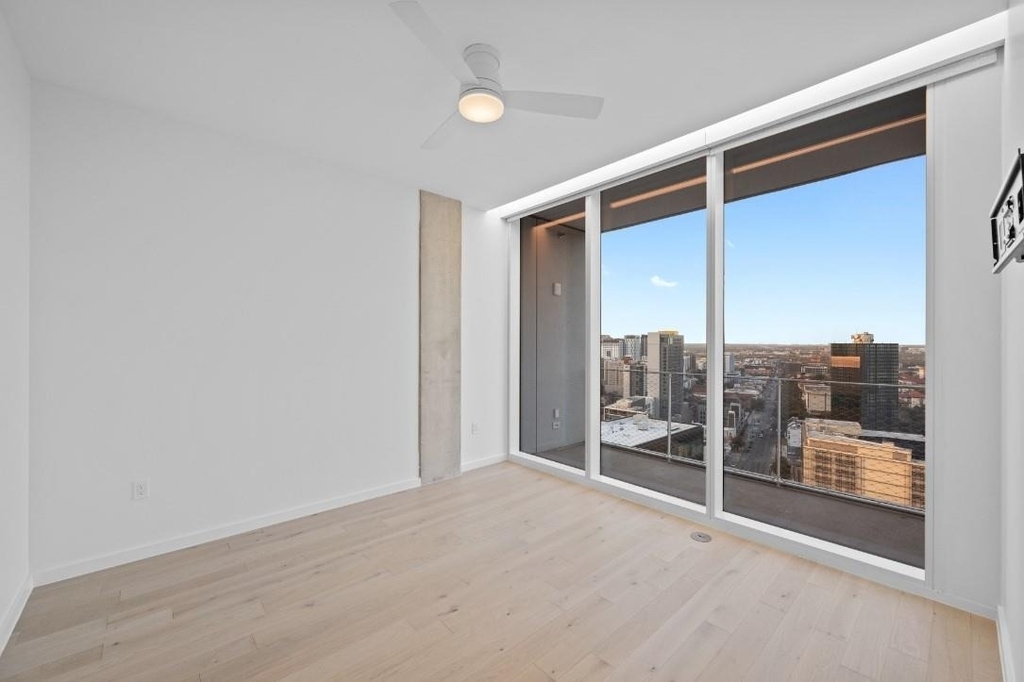 313 W 17th St - Photo 6