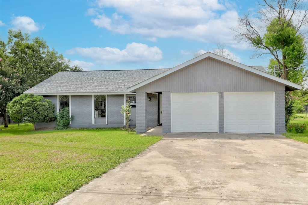 820 Stadium Dr - Photo 0