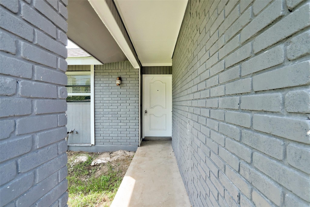 820 Stadium Dr - Photo 2