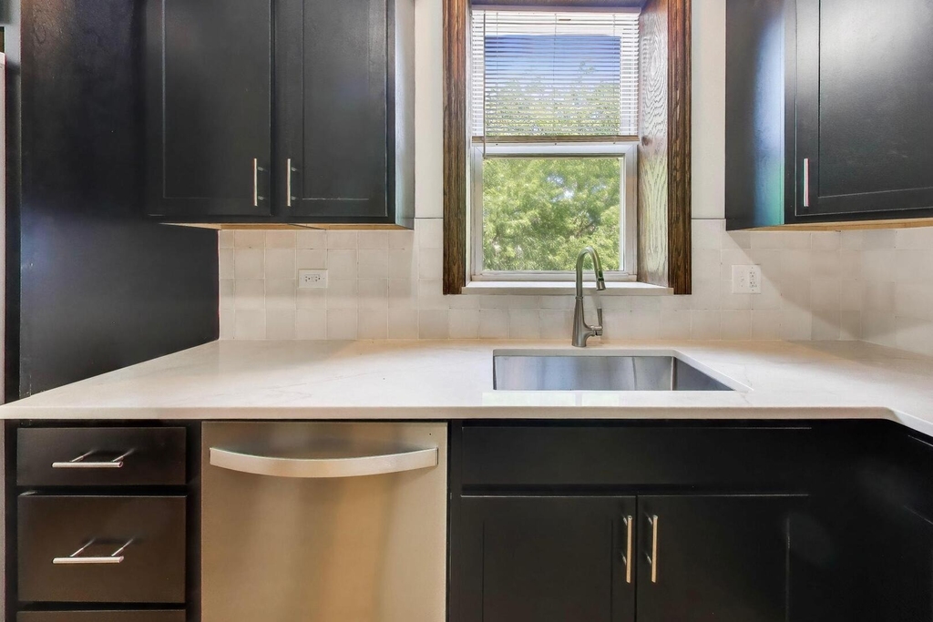 858 N Wolcott Avenue - Photo 8