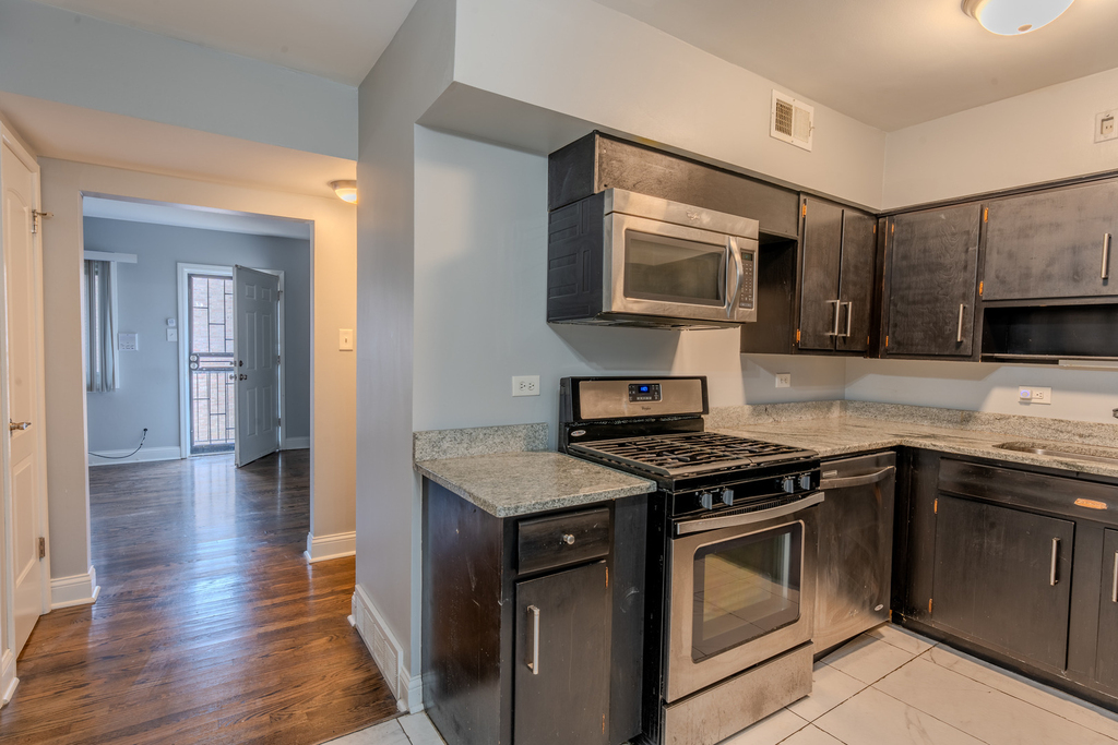 6947 S Jeffery Boulevard - Photo 3