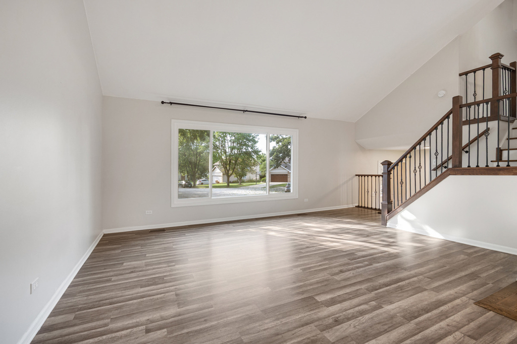 615 Chester Court E - Photo 4