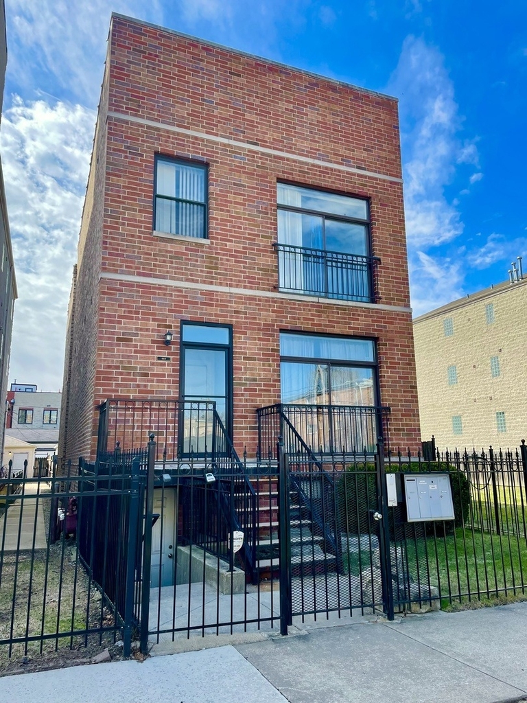 469 E Bowen Avenue - Photo 0