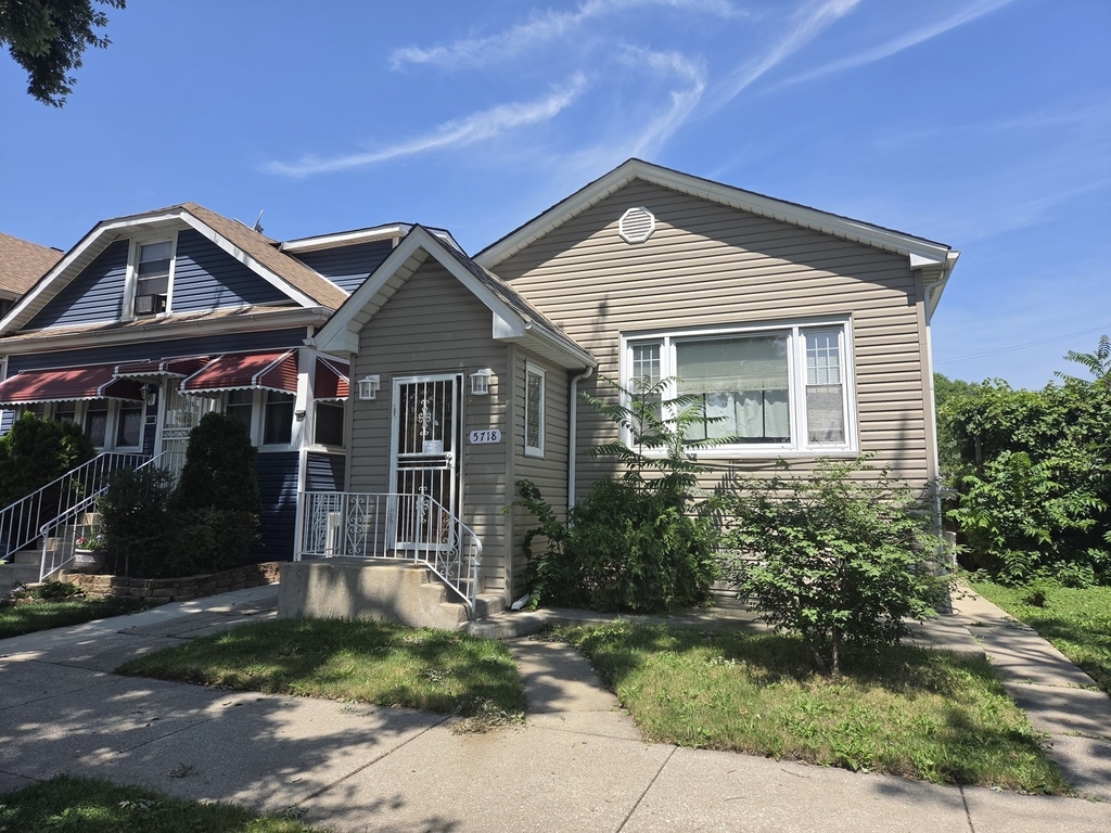 5718 W Melrose Street - Photo 0