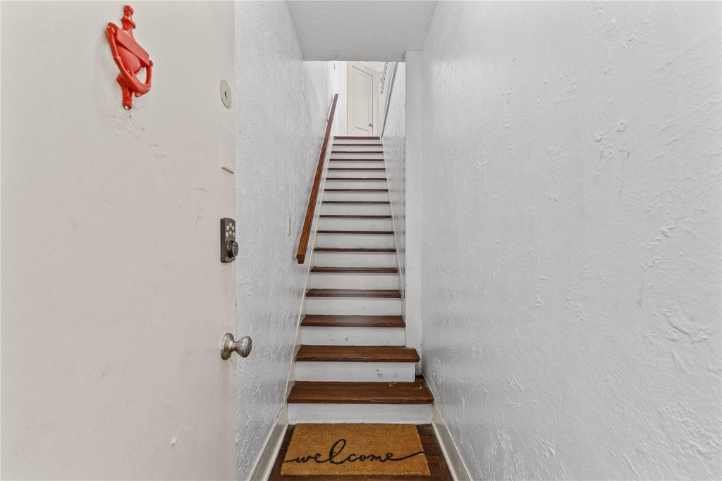 2511 Whitney - Photo 2
