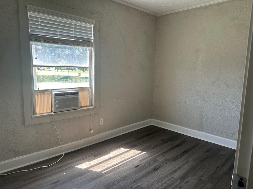 1709 W 4th Street - Photo 3