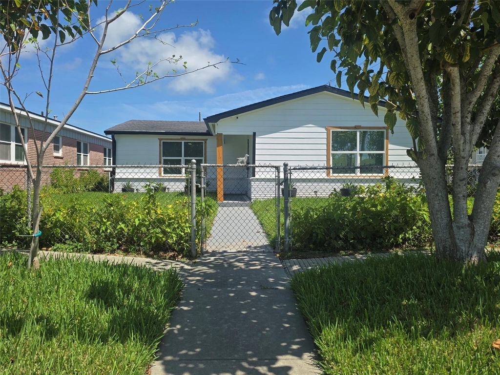 5102 Avenue L - Photo 0