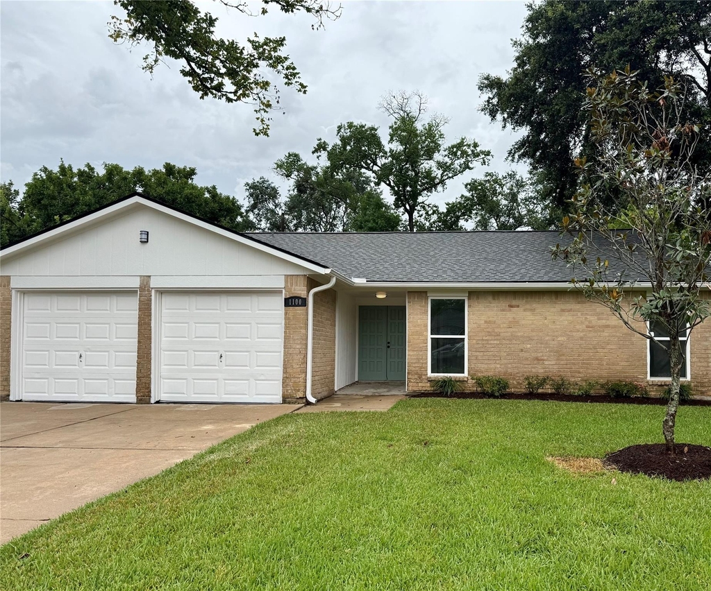 1100 N Heron Drive - Photo 0