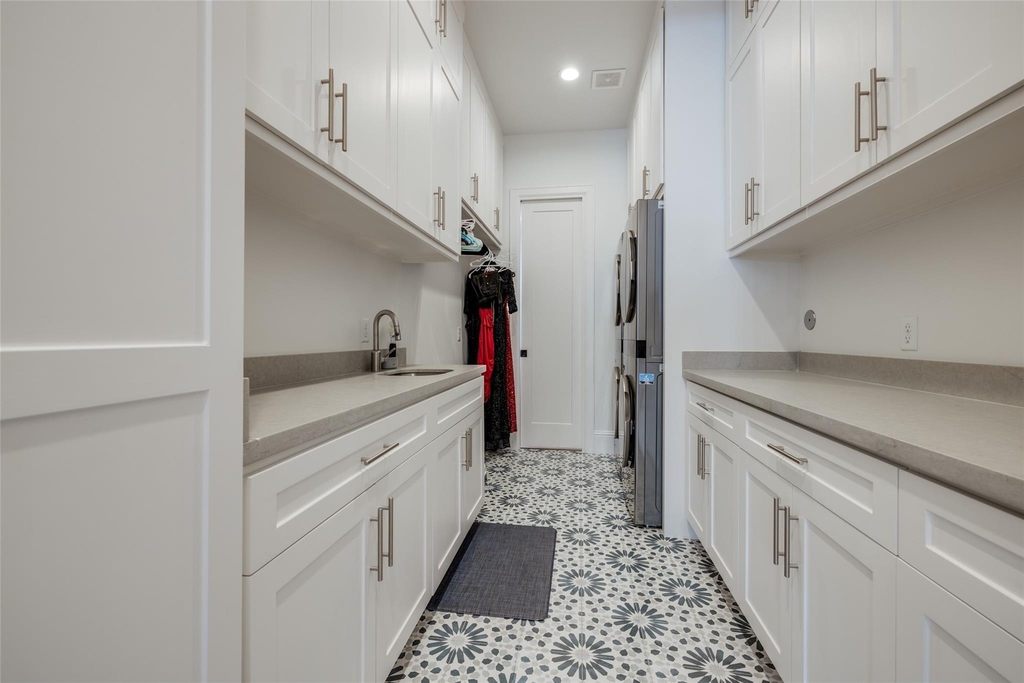 907 W 43rd Street - Photo 23