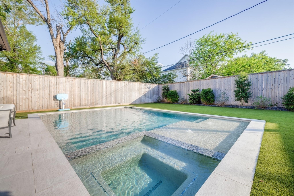 907 W 43rd Street - Photo 36