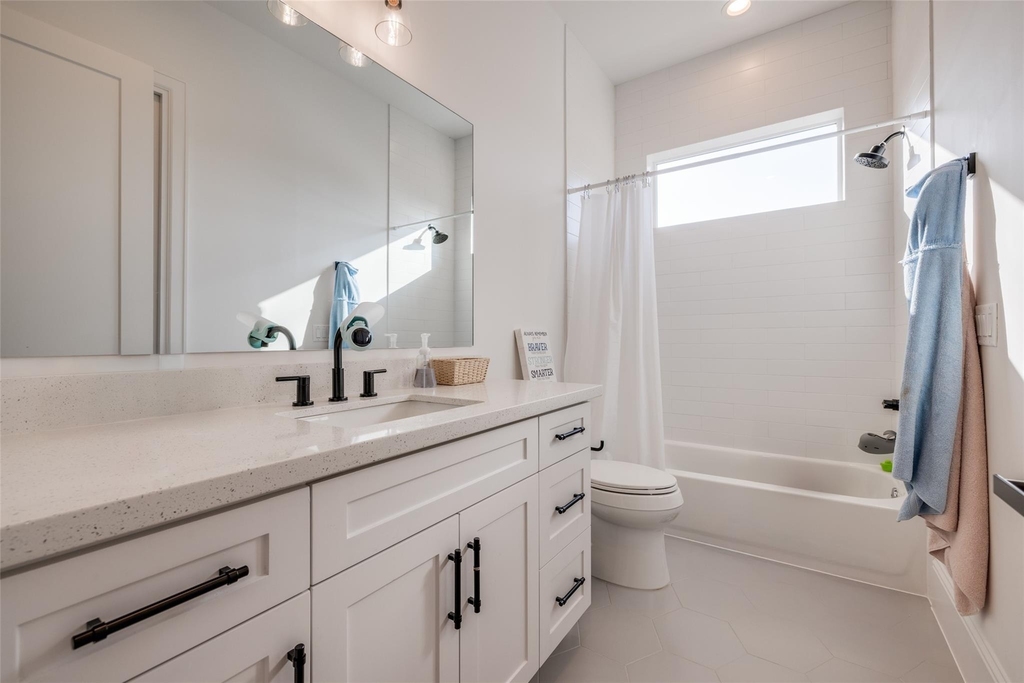 907 W 43rd Street - Photo 26