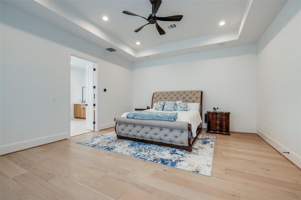 907 W 43rd Street - Photo 16