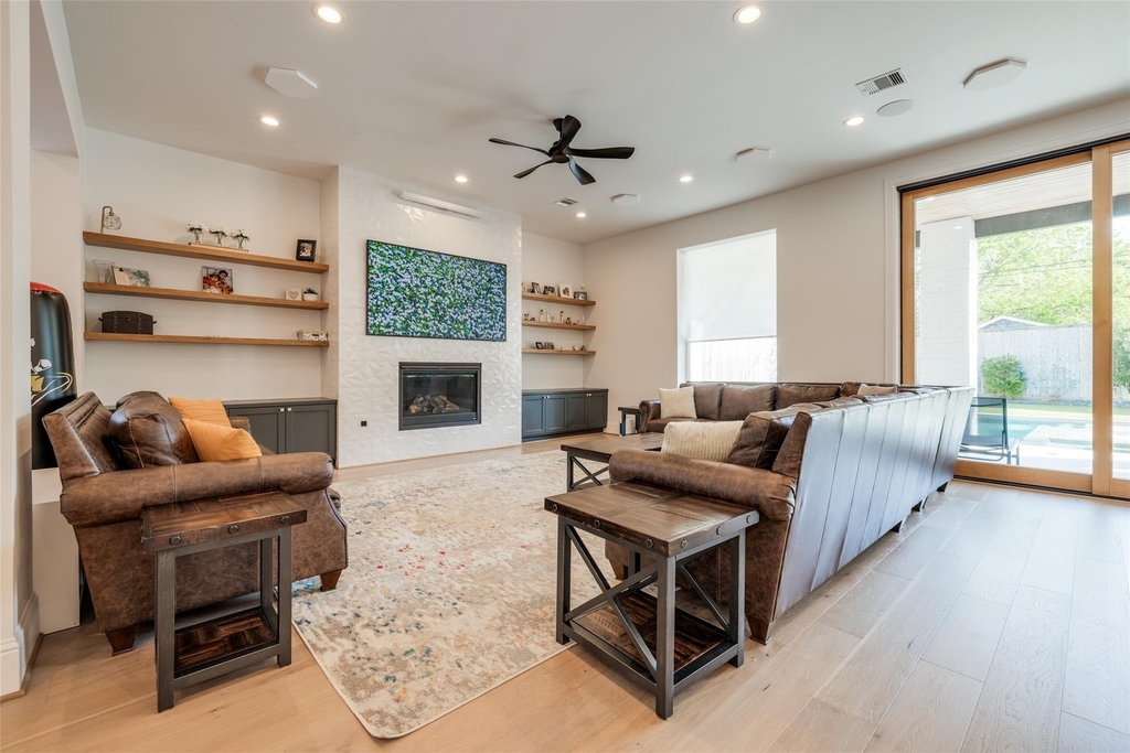 907 W 43rd Street - Photo 3