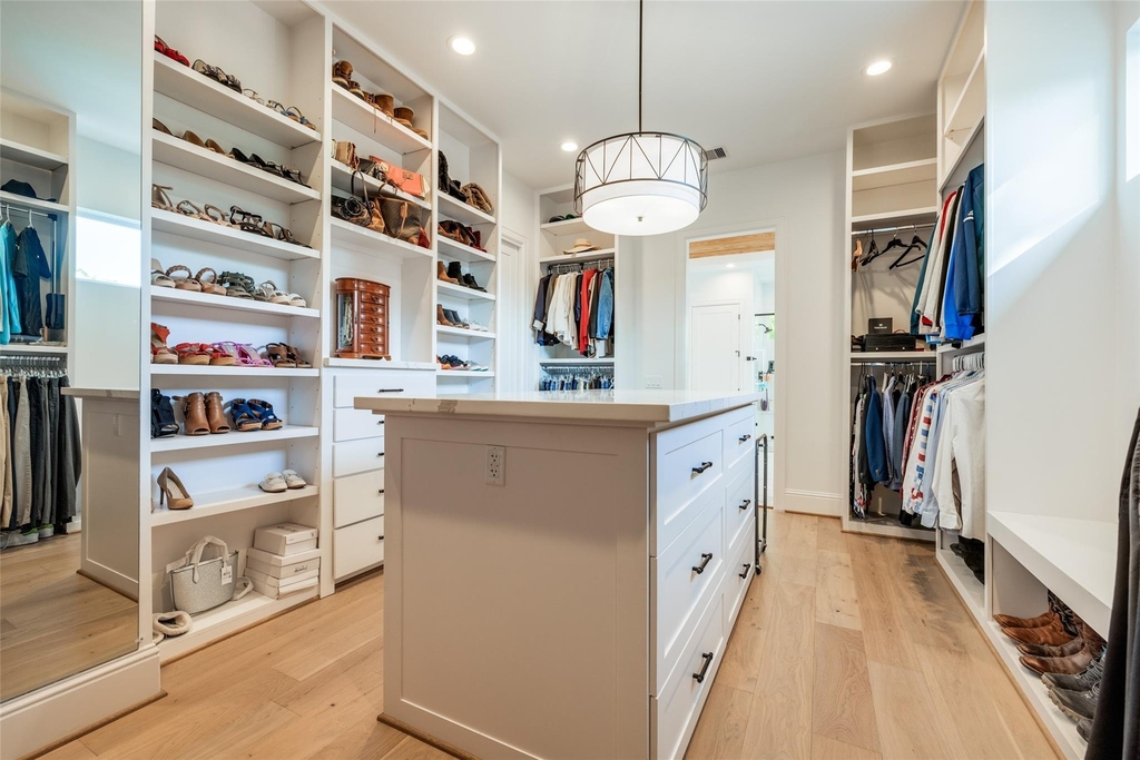 907 W 43rd Street - Photo 22